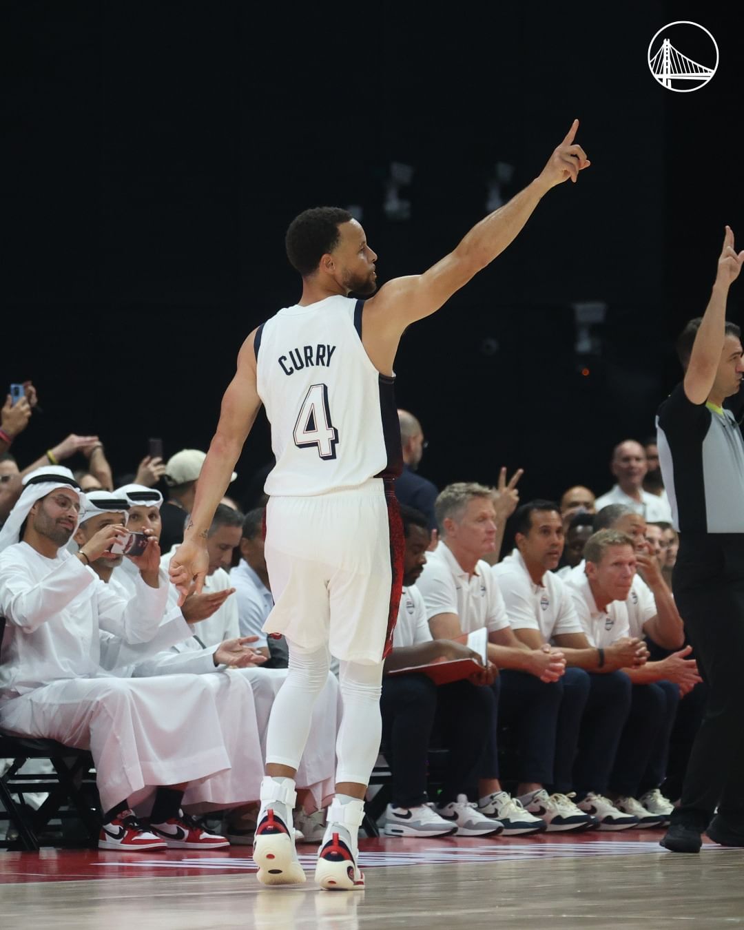 巴黎奧運｜Stephen Curry 突襲倫敦街頭與民眾互動！女湖人迷倒戈換勇士球衣成功獲簽名合照！