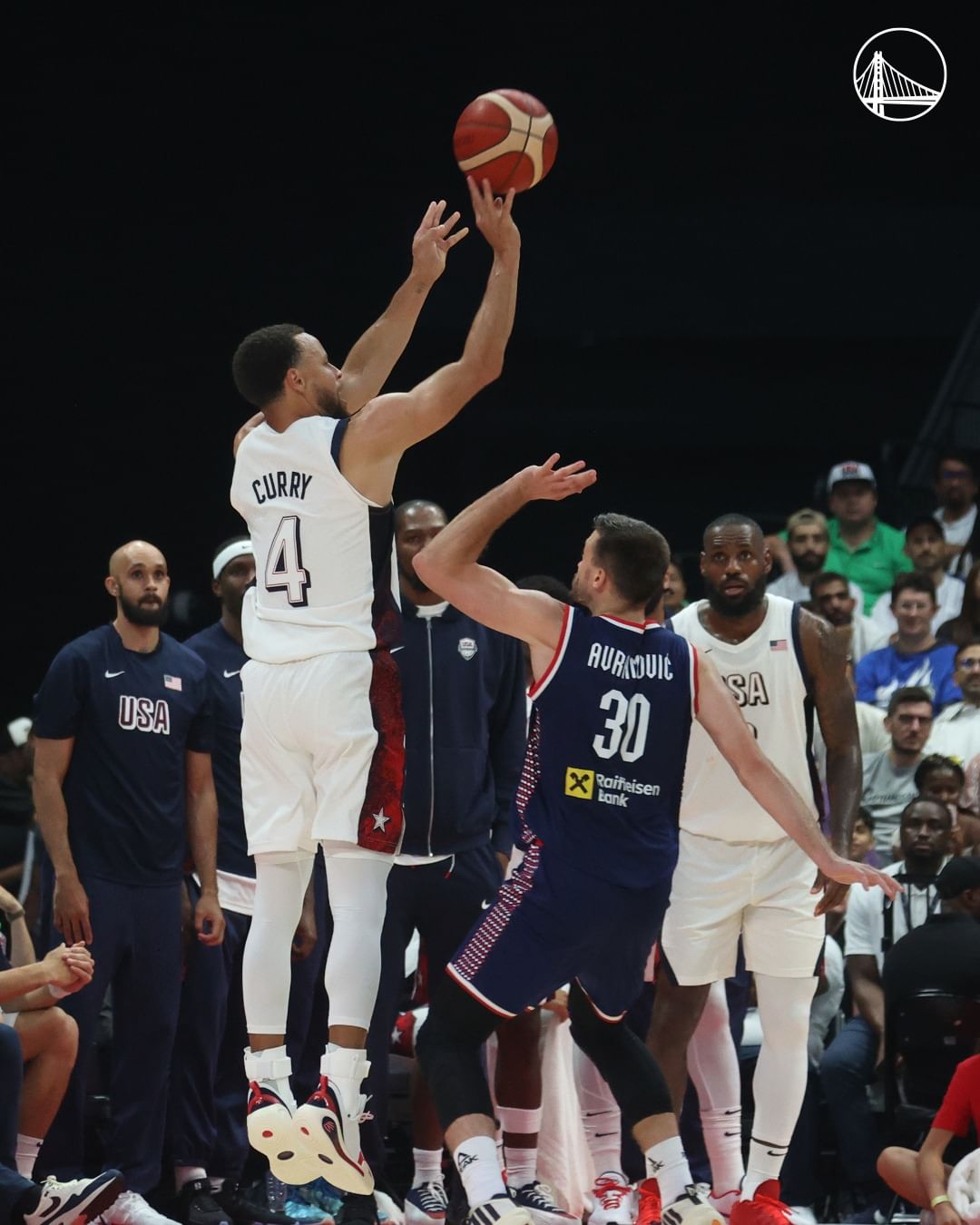 巴黎奧運｜Stephen Curry 突襲倫敦街頭與民眾互動！女湖人迷倒戈換勇士球衣成功獲簽名合照！