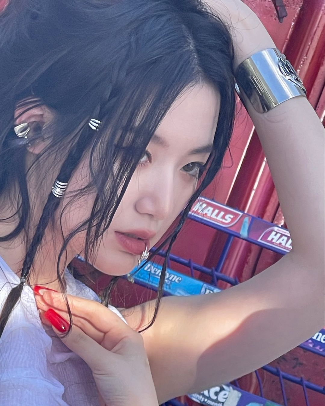 好身材藏不住！(G)I-DLE 舒華超火辣「濕身+唇環」造型引熱議！網驚：可以免費看嗎？