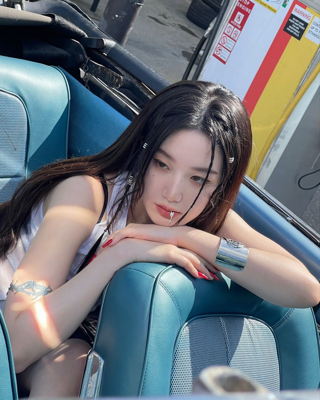 好身材藏不住！(G)I-DLE 舒華超火辣「濕身+唇環」造型引熱議！網驚：可以免費看嗎？