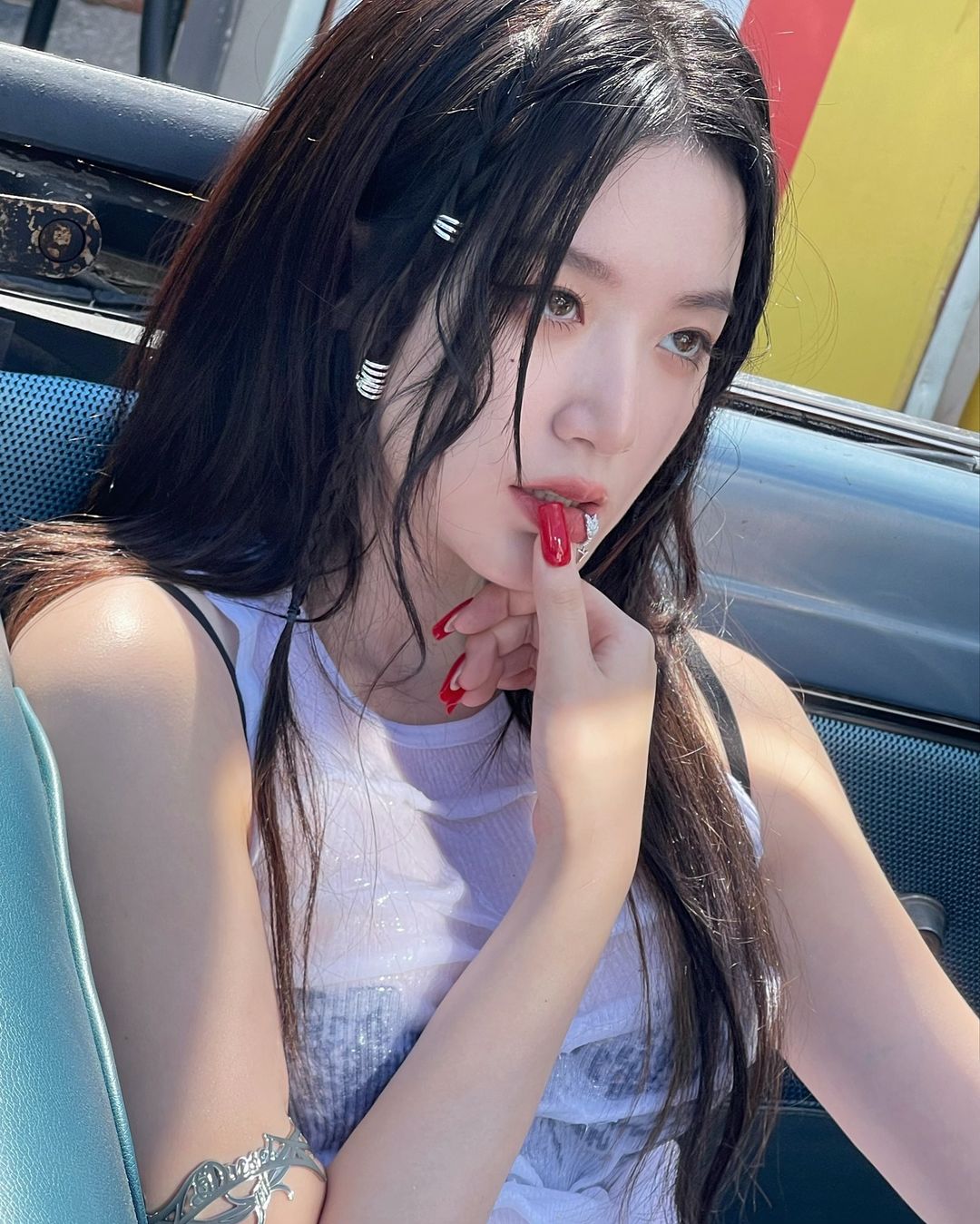 好身材藏不住！(G)I-DLE 舒華超火辣「濕身+唇環」造型引熱議！網驚：可以免費看嗎？