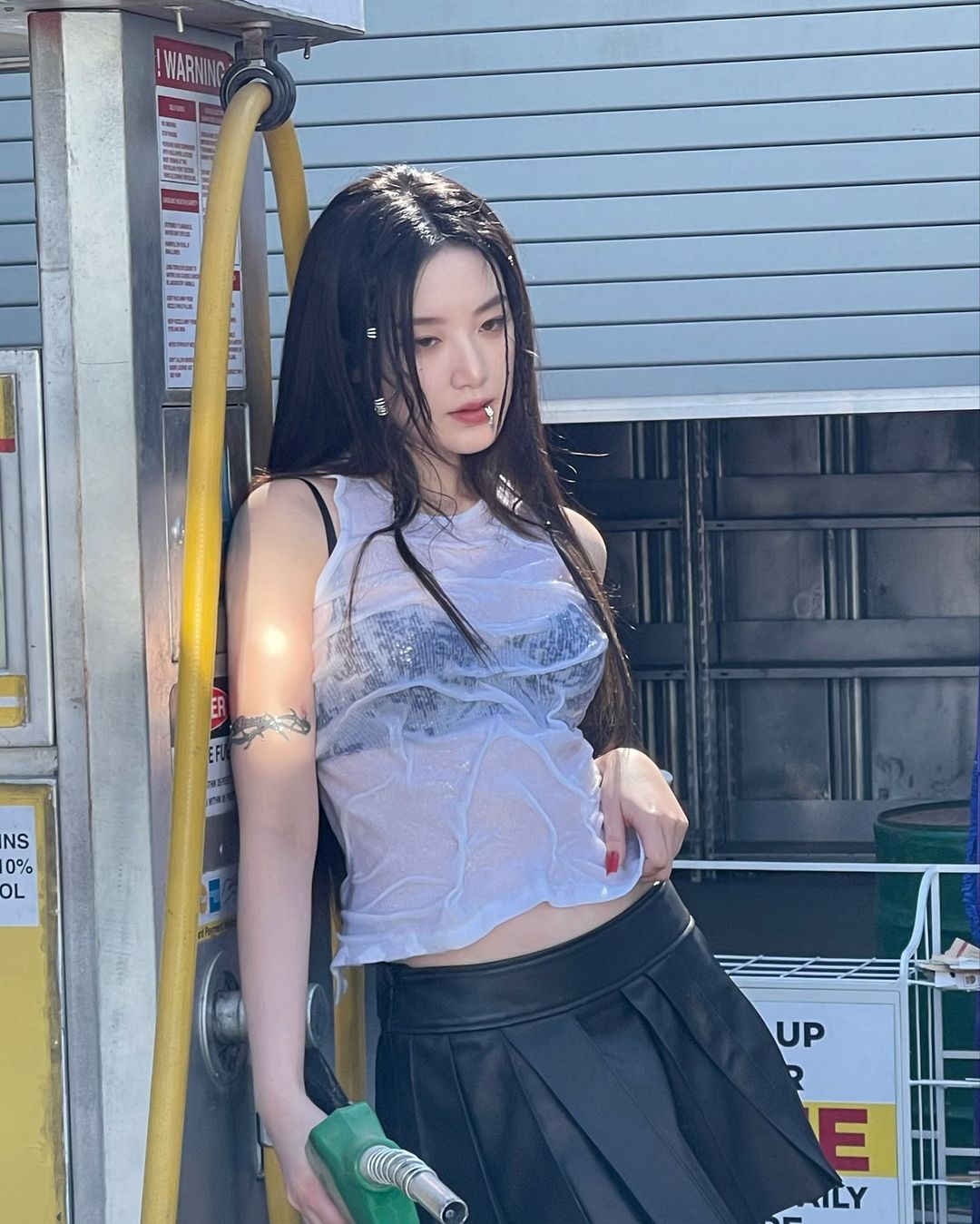 好身材藏不住！(G)I-DLE 舒華超火辣「濕身+唇環」造型引熱議！網驚：可以免費看嗎？