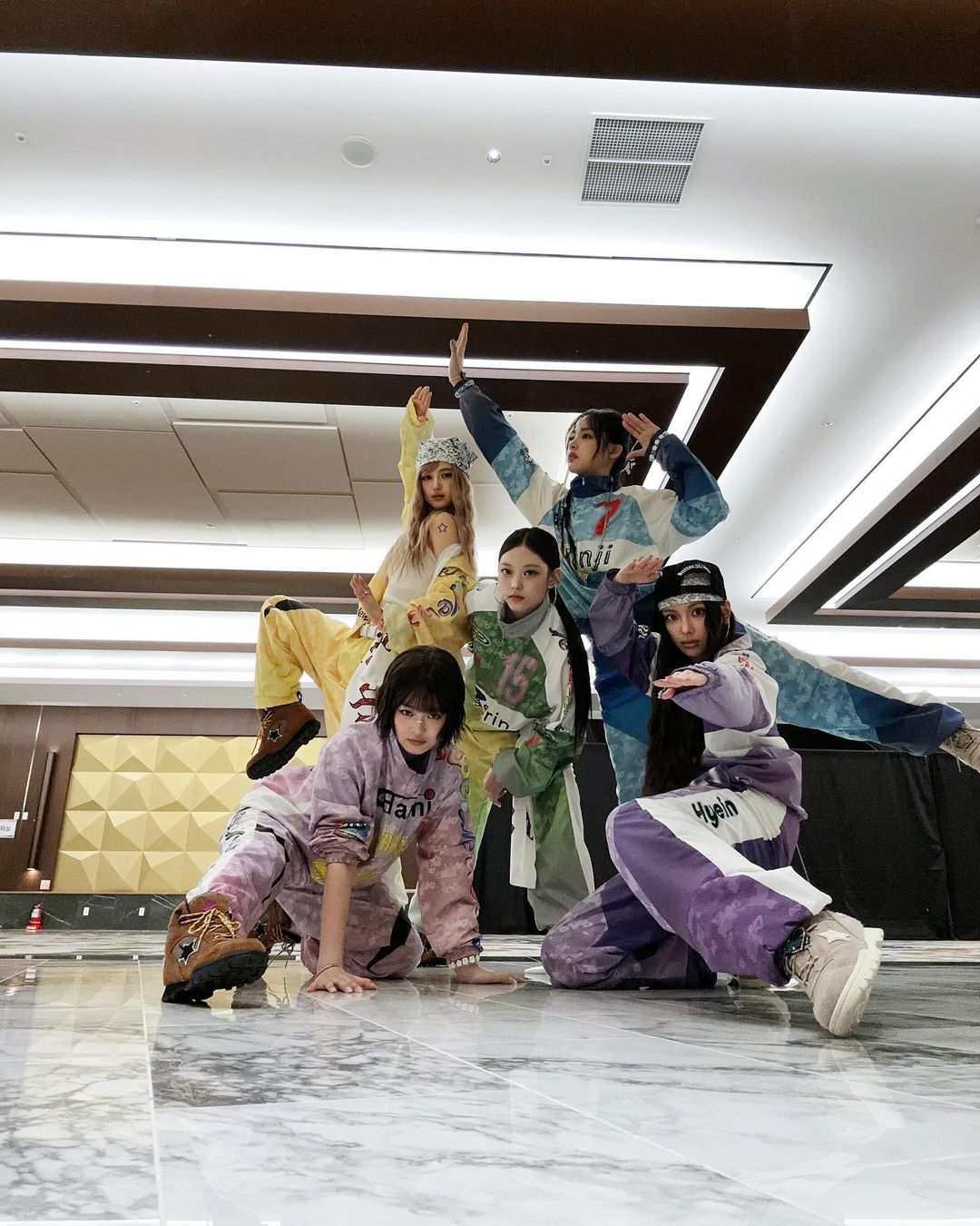影／NewJeans Source Music 時期練習影片曝光！穿緊身褲、高跟鞋跳「超齡辣舞」！網怒：她們才國、高中而已…