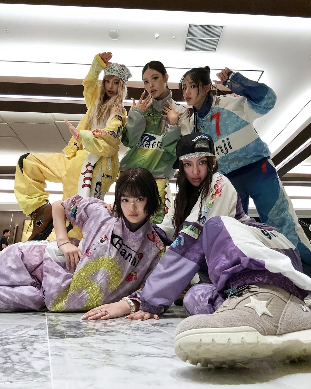 影／NewJeans Source Music 時期練習影片曝光！穿緊身褲、高跟鞋跳「超齡辣舞」！網怒：她們才國、高中而已…