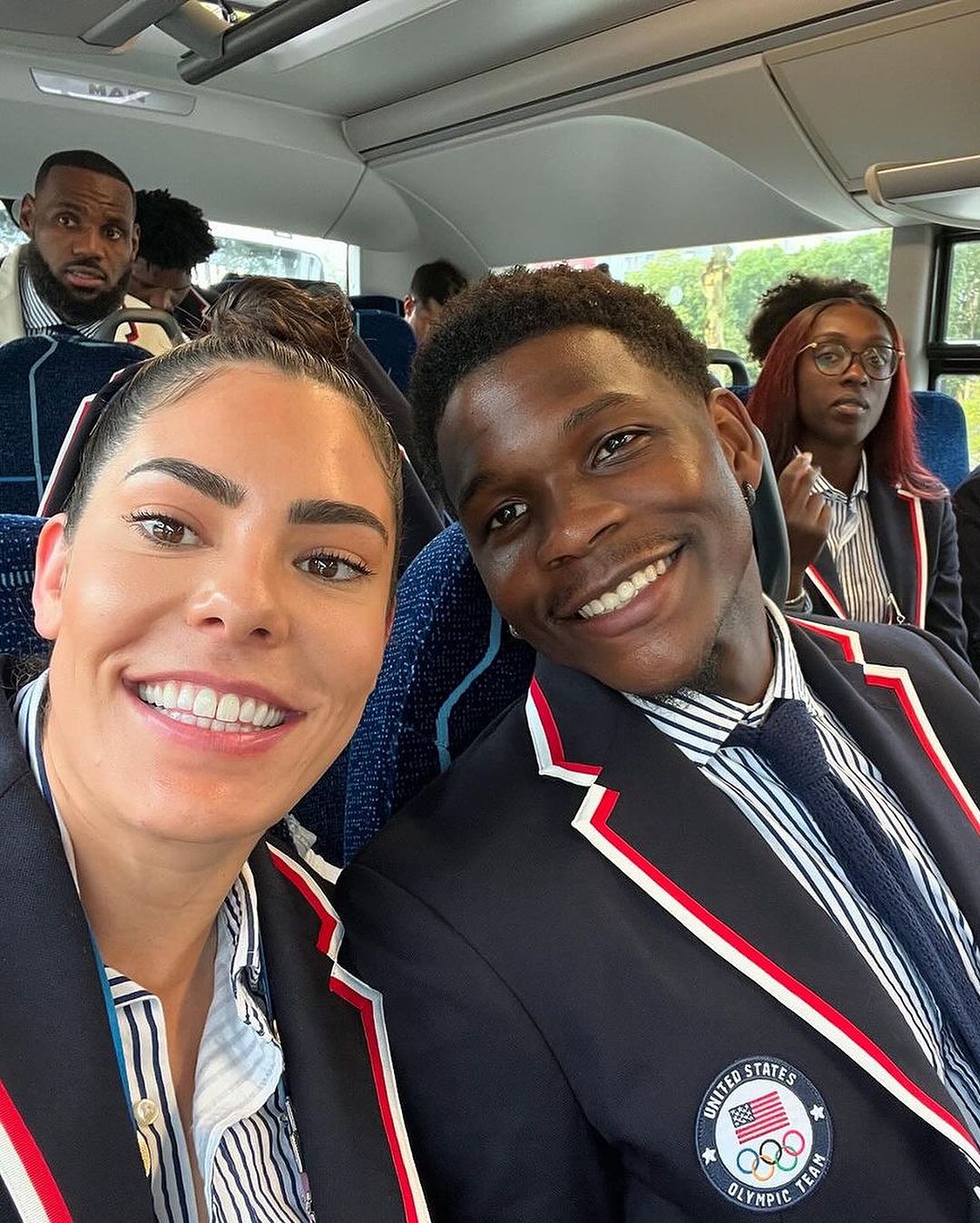 巴黎奧運｜首位男籃掌旗手寫歷史！LeBron James 揮舞美國大旗霸氣登場奧運開幕，事後 KD 發迷因圖笑翻網友！