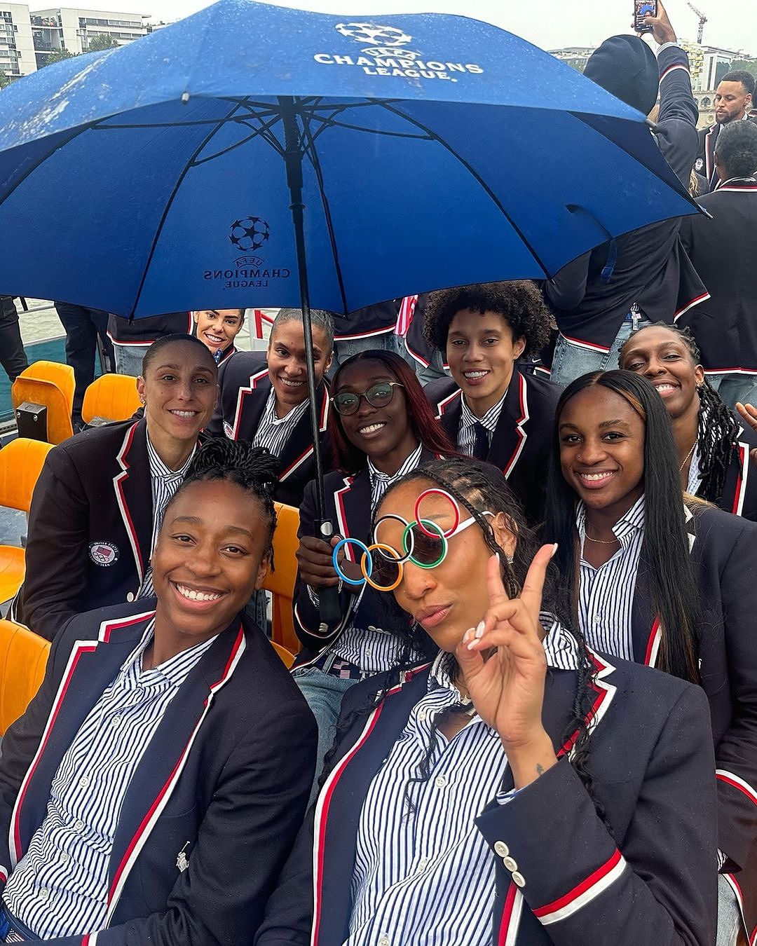 巴黎奧運｜首位男籃掌旗手寫歷史！LeBron James 揮舞美國大旗霸氣登場奧運開幕，事後 KD 發迷因圖笑翻網友！