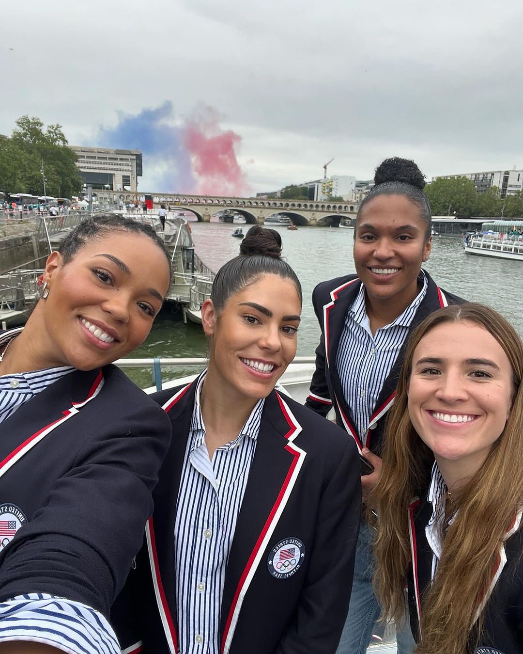 巴黎奧運｜首位男籃掌旗手寫歷史！LeBron James 揮舞美國大旗霸氣登場奧運開幕，事後 KD 發迷因圖笑翻網友！