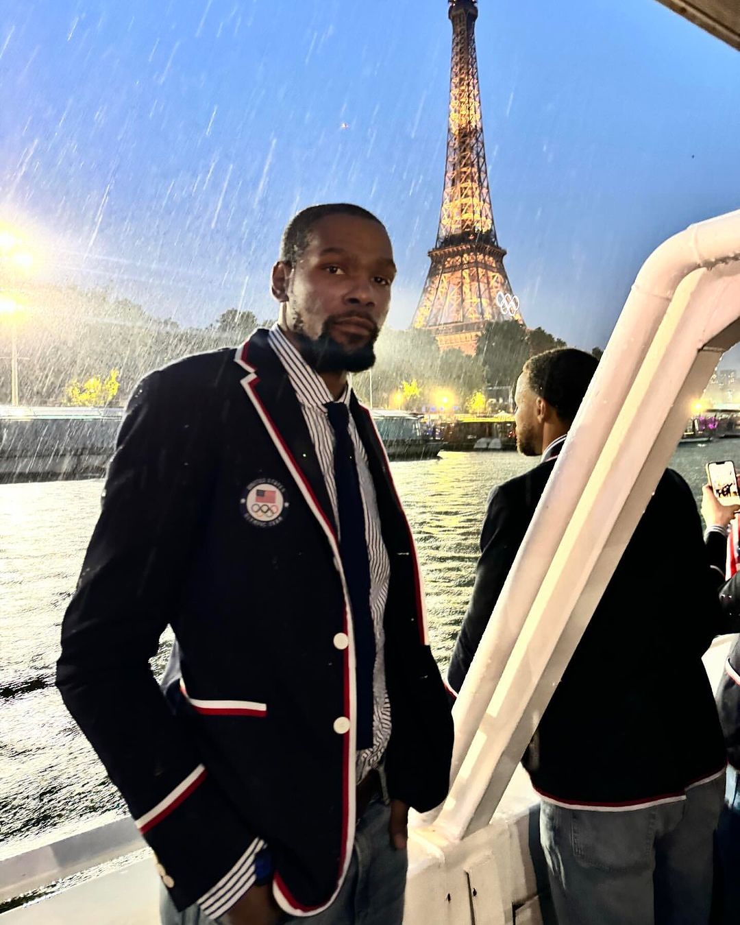 巴黎奧運｜首位男籃掌旗手寫歷史！LeBron James 揮舞美國大旗霸氣登場奧運開幕，事後 KD 發迷因圖笑翻網友！