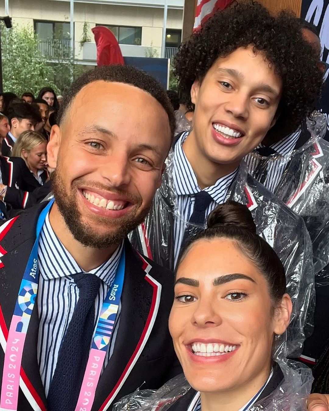 巴黎奧運｜首位男籃掌旗手寫歷史！LeBron James 揮舞美國大旗霸氣登場奧運開幕，事後 KD 發迷因圖笑翻網友！