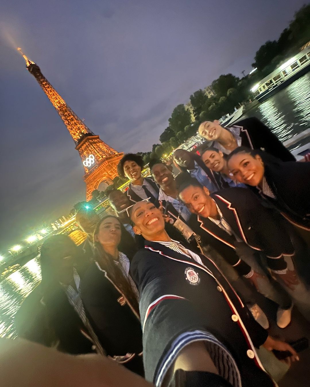 巴黎奧運｜首位男籃掌旗手寫歷史！LeBron James 揮舞美國大旗霸氣登場奧運開幕，事後 KD 發迷因圖笑翻網友！