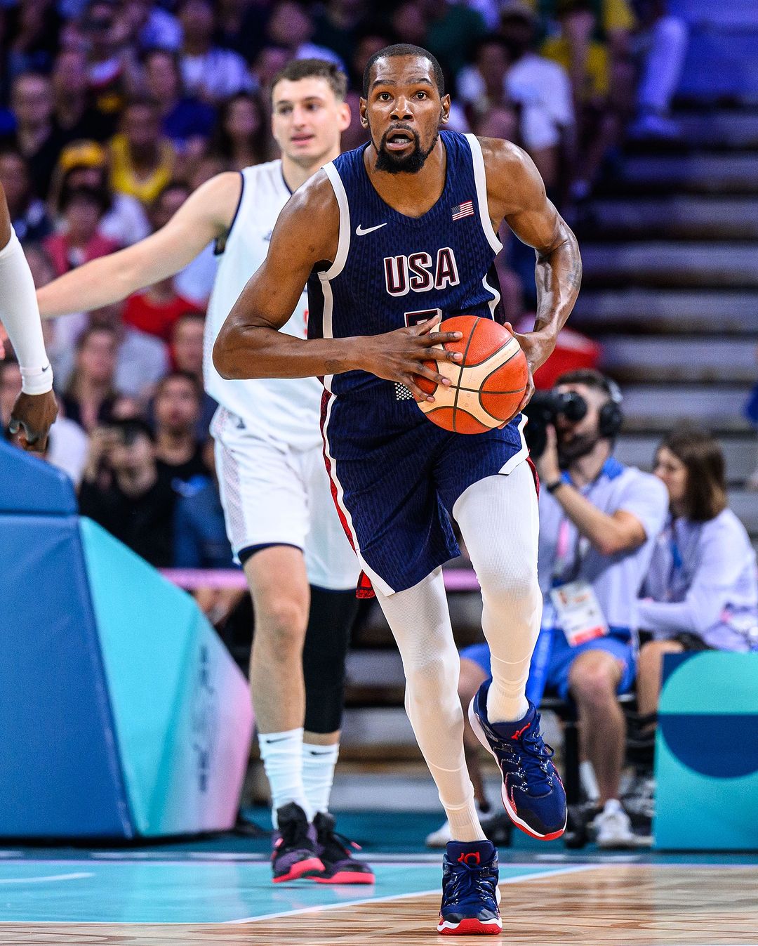 到哪都被法國人狂噓！Joel Embiid 不以為意：「我是美國人，我為美國打球！」