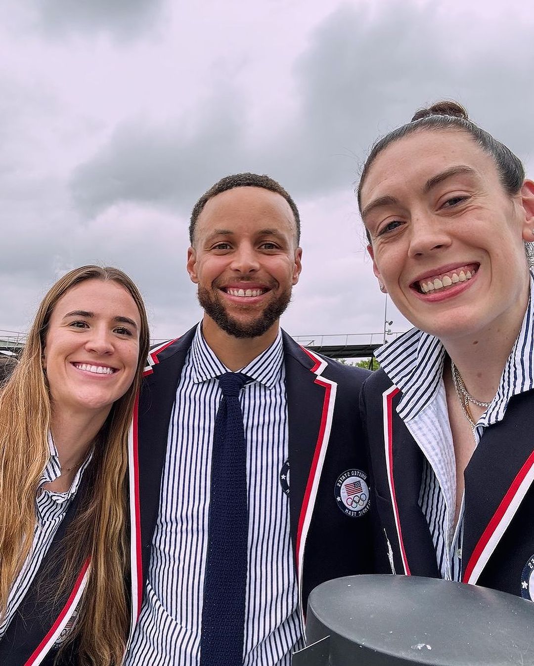 巴黎奧運｜首位男籃掌旗手寫歷史！LeBron James 揮舞美國大旗霸氣登場奧運開幕，事後 KD 發迷因圖笑翻網友！