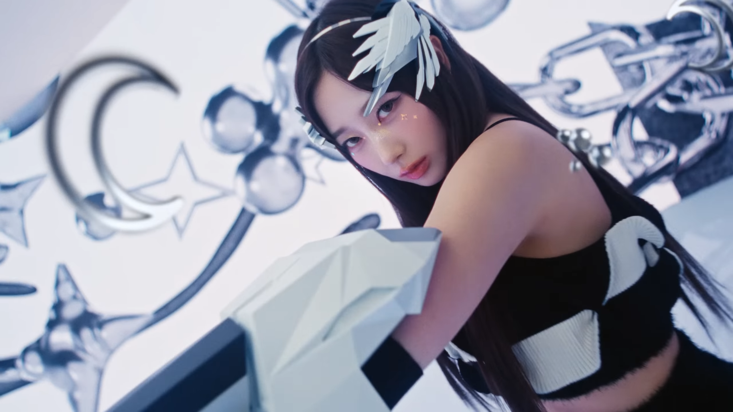 aespa 化身機甲戰士？日本出道單曲〈Hot Mess〉MV 預告登場！