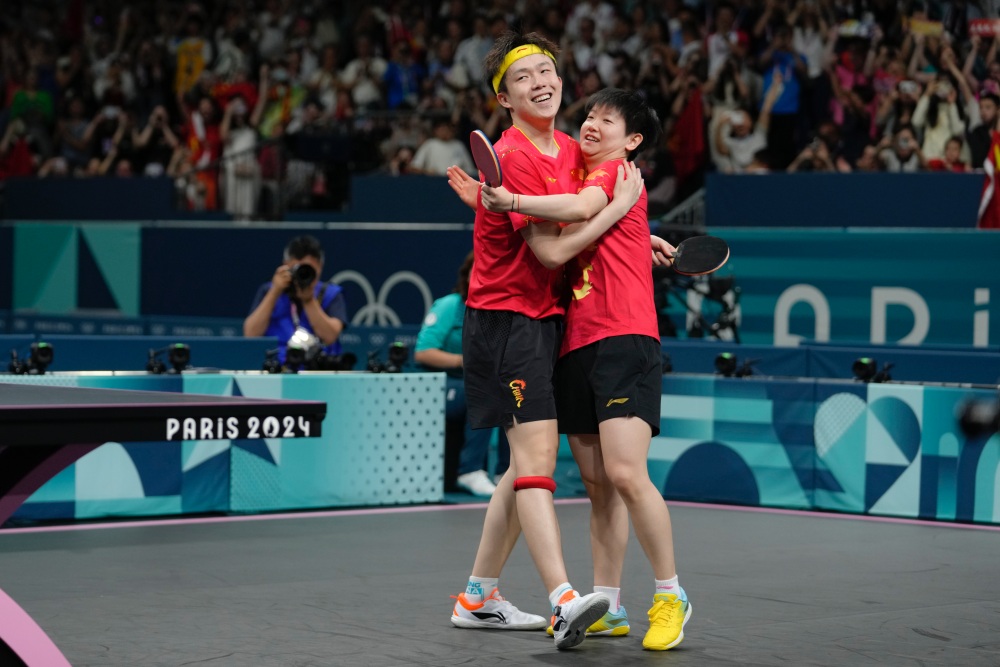 巴黎奧運｜超級爆冷門！桌球男單瑞典選手擊敗「球王」王楚欽  網：難道真的是換球拍影響...