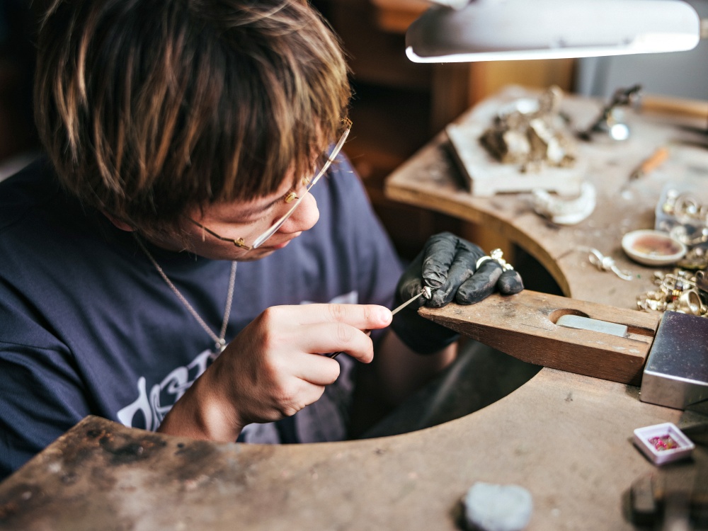 台灣本地藝術家、牙飾創作者 Shiningmaker