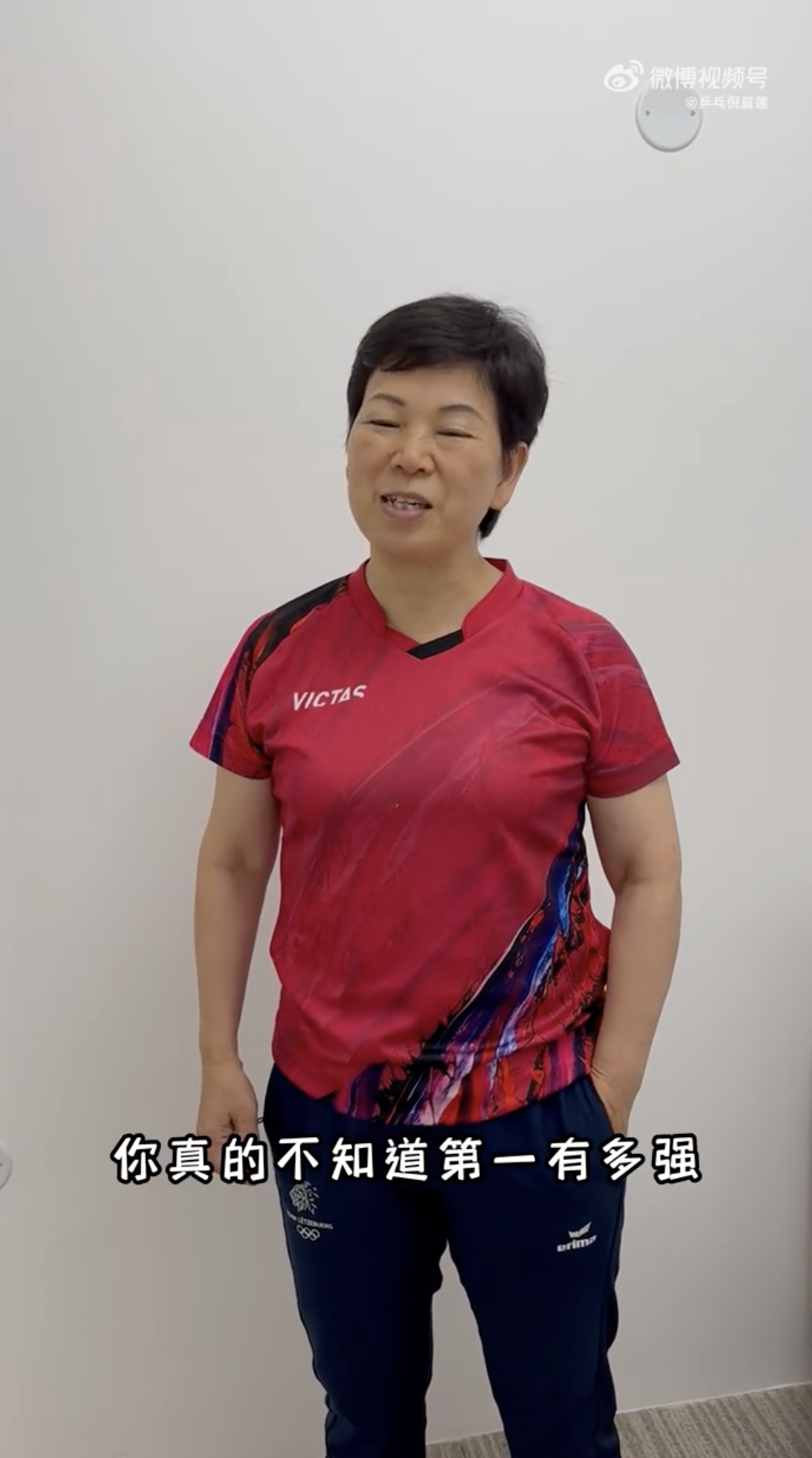 巴黎奧運｜最佳廣告！61 歲桌球選手倪夏蓮「比賽喝可樂」照被拿來當廣告宣傳！網：不愧最強阿嬤！