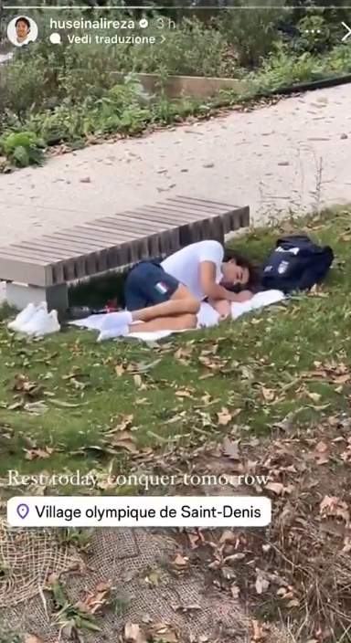 巴黎奧運｜超克難！義大利游泳男神 Thomas Ceccon 被發現在公園打地鋪睡覺！「心酸畫面」曝光！
