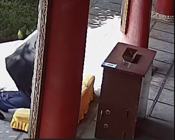 影／中國男子將功德箱 QR Code 換成自己的條碼，獲利超過 13 萬！身份被起底竟是法律系高材生！