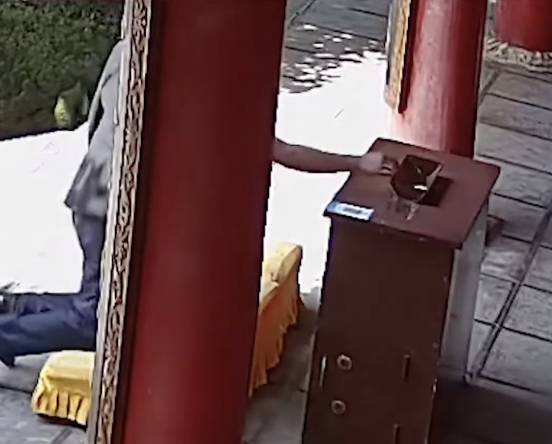 影／中國男子將功德箱 QR Code 換成自己的條碼，獲利超過 13 萬！身份被起底竟是法律系高材生！