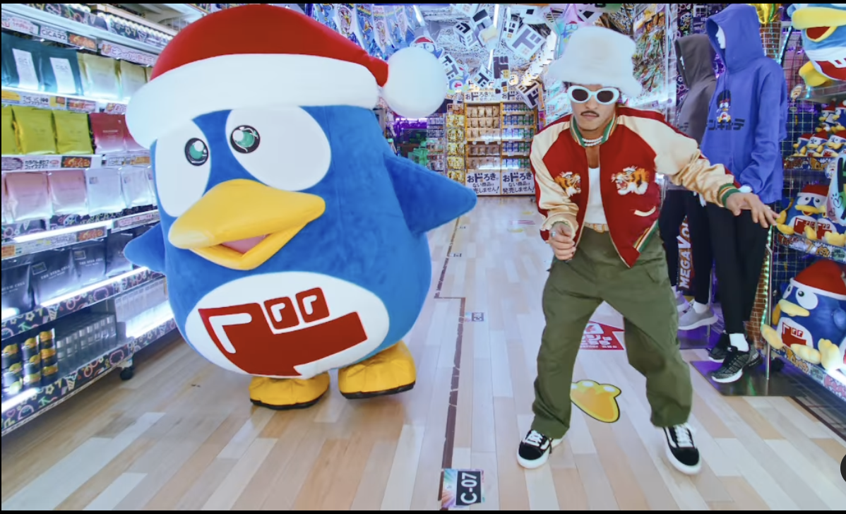 太誇張！Bruno Mars 不只為日本唐吉訶德拍攝廣告，還將推出「聯名商品」！網：台灣會有嗎？