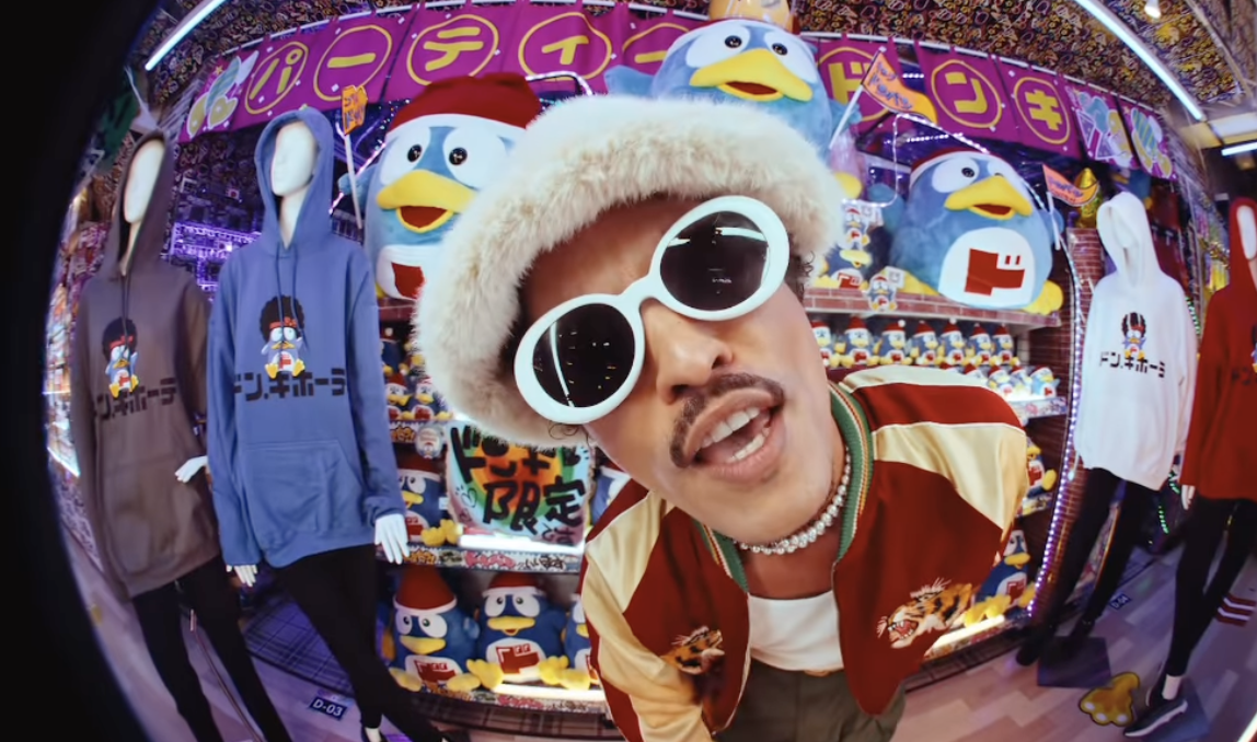 太誇張！Bruno Mars 不只為日本唐吉訶德拍攝廣告，還將推出「聯名商品」！網：台灣會有嗎？