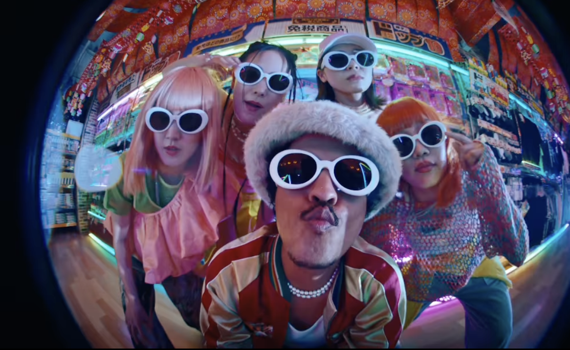 太誇張！Bruno Mars 不只為日本唐吉訶德拍攝廣告，還將推出「聯名商品」！網：台灣會有嗎？