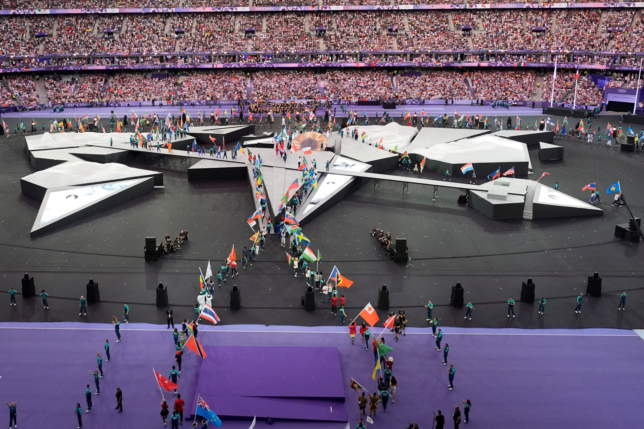 巴黎奧運｜奧運閉幕式眾星雲集！阿湯哥上演不可能的任務交棒洛杉磯，怪奇比莉、Snoop Dogg 輪番驚喜演出！