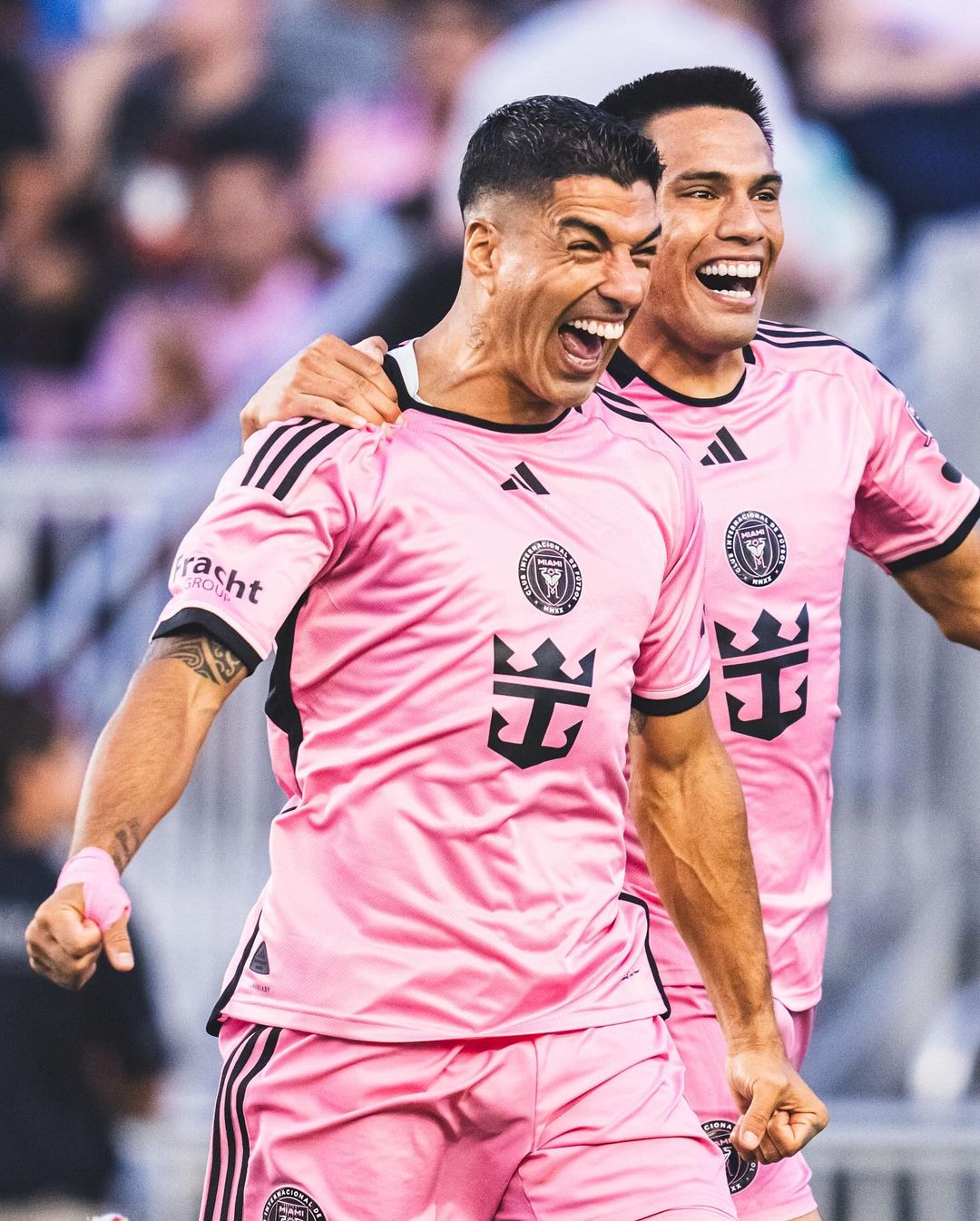 三位 GOAT！貝克漢與梅西、Tom Brady 合照慶祝球隊進入季後賽！