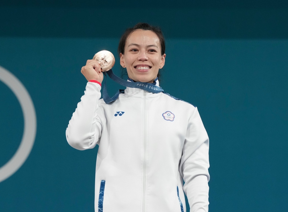 巴黎奧運｜郭婞淳連三屆奪牌寫歷史！教練手上驚見「台灣守護神」綠色乖乖，網笑：難怪這麼強！