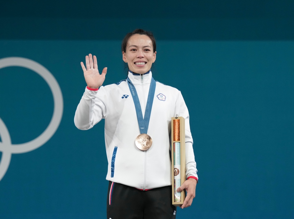 巴黎奧運｜郭婞淳連三屆奪牌寫歷史！教練手上驚見「台灣守護神」綠色乖乖，網笑：難怪這麼強！