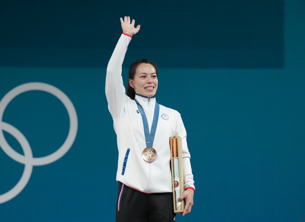 巴黎奧運｜郭婞淳連三屆奪牌寫歷史！教練手上驚見「台灣守護神」綠色乖乖，網笑：難怪這麼強！