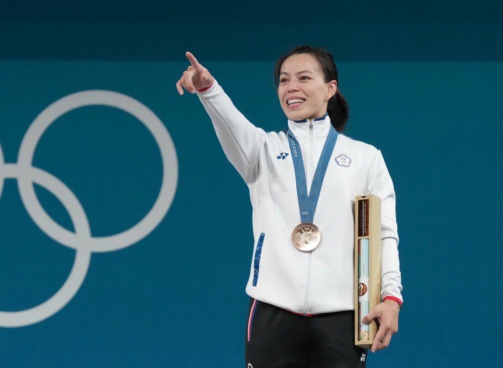 巴黎奧運｜郭婞淳連三屆奪牌寫歷史！教練手上驚見「台灣守護神」綠色乖乖，網笑：難怪這麼強！