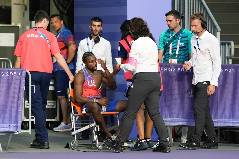 巴黎奧運｜確診新冠影響表現？Noah Lyles 抱病奪 200 公尺銅牌，賽後身體不適坐輪椅離場！