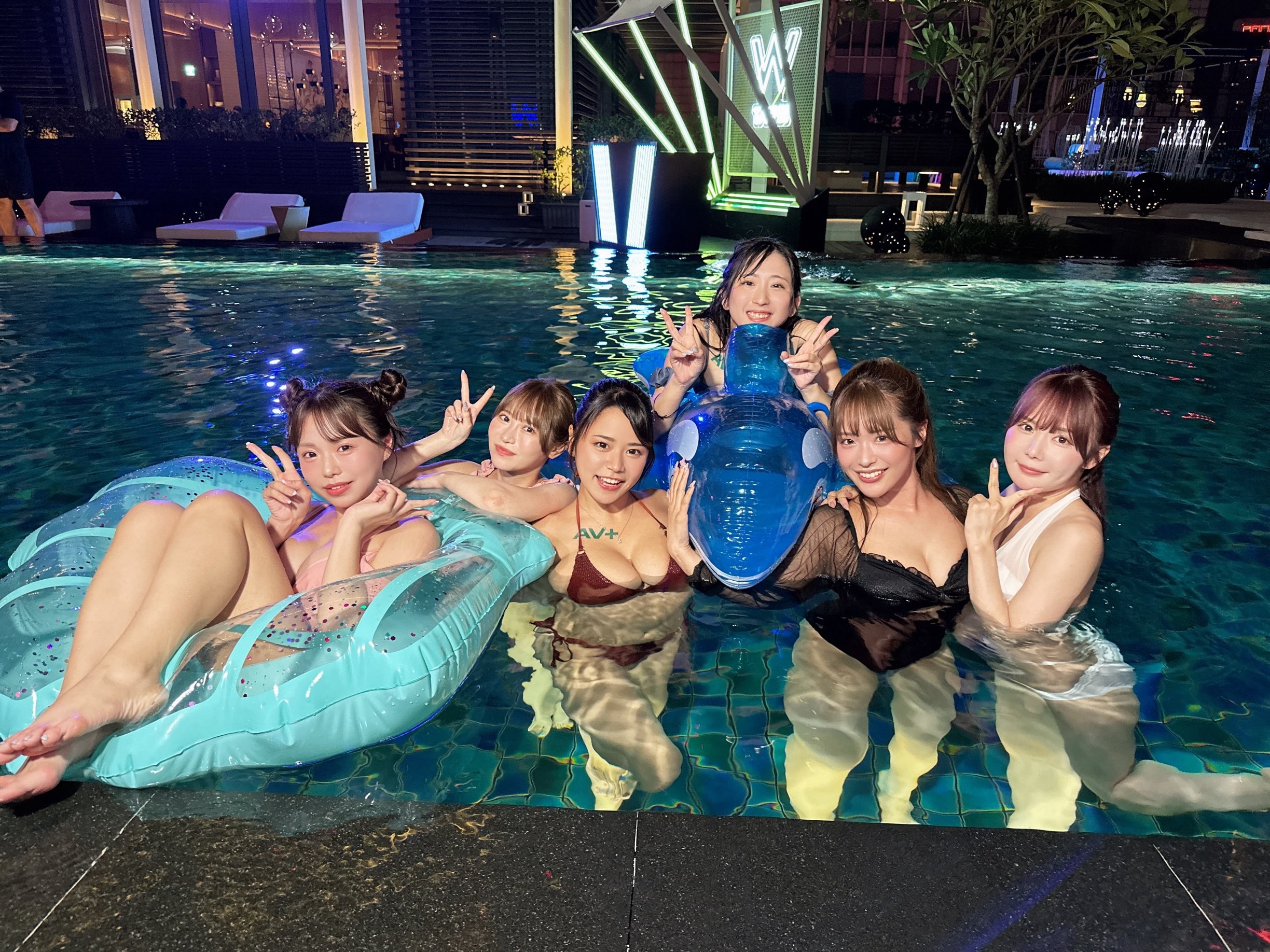 在飯店泳池遇見她們是怎樣的體驗？八位人氣女優齊聚戲水，令粉絲驚呼：「好想巧遇！」