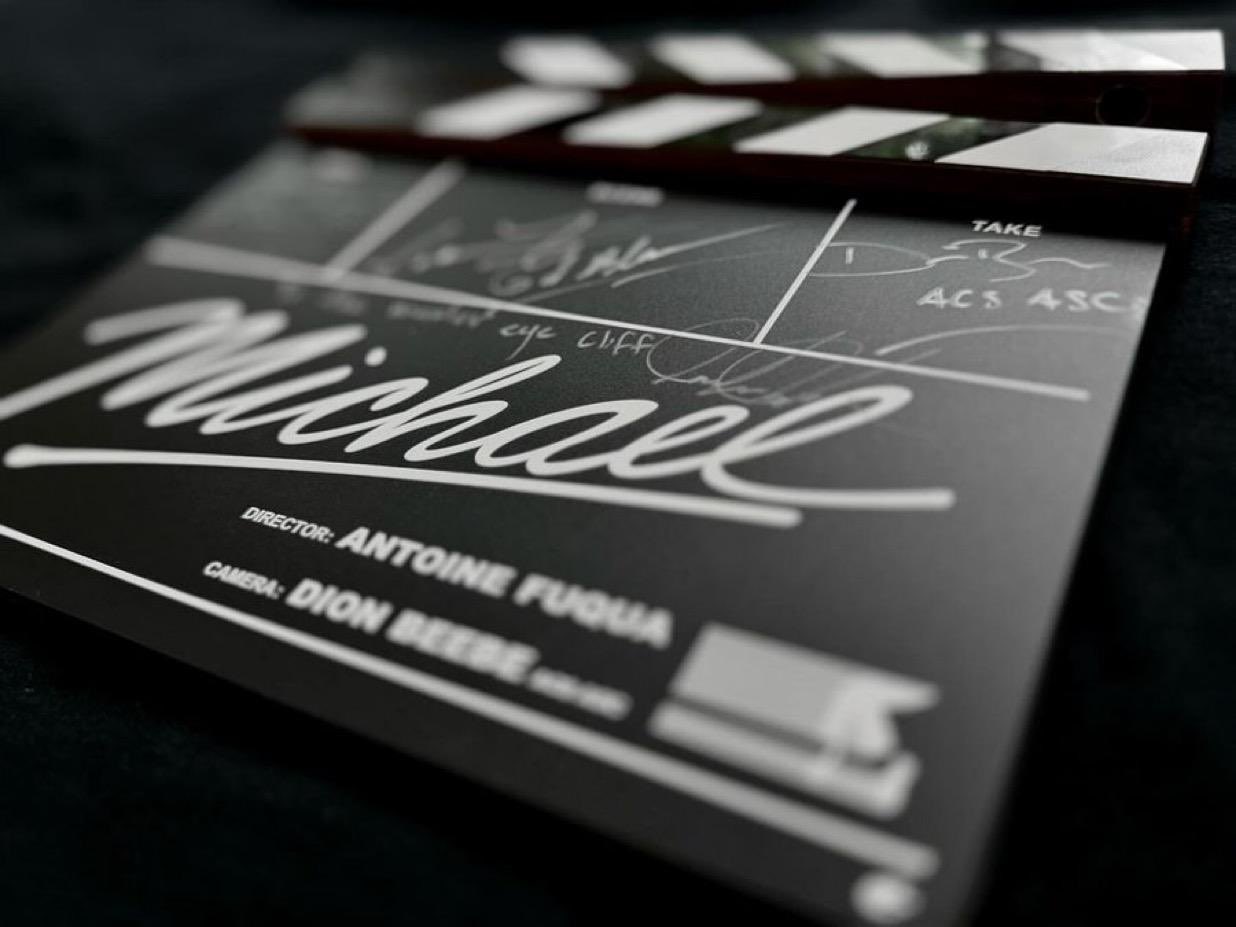 Michael Jackson 在今日 66 歲冥誕更換臉書大頭照，讓粉絲震驚喊：「流行樂之王回來了！」