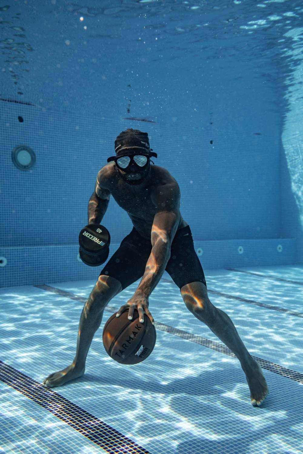 《少林足球》魔鬼隊？Jaylen Brown 暑假再度進行水中訓練，特別加強左手運球！