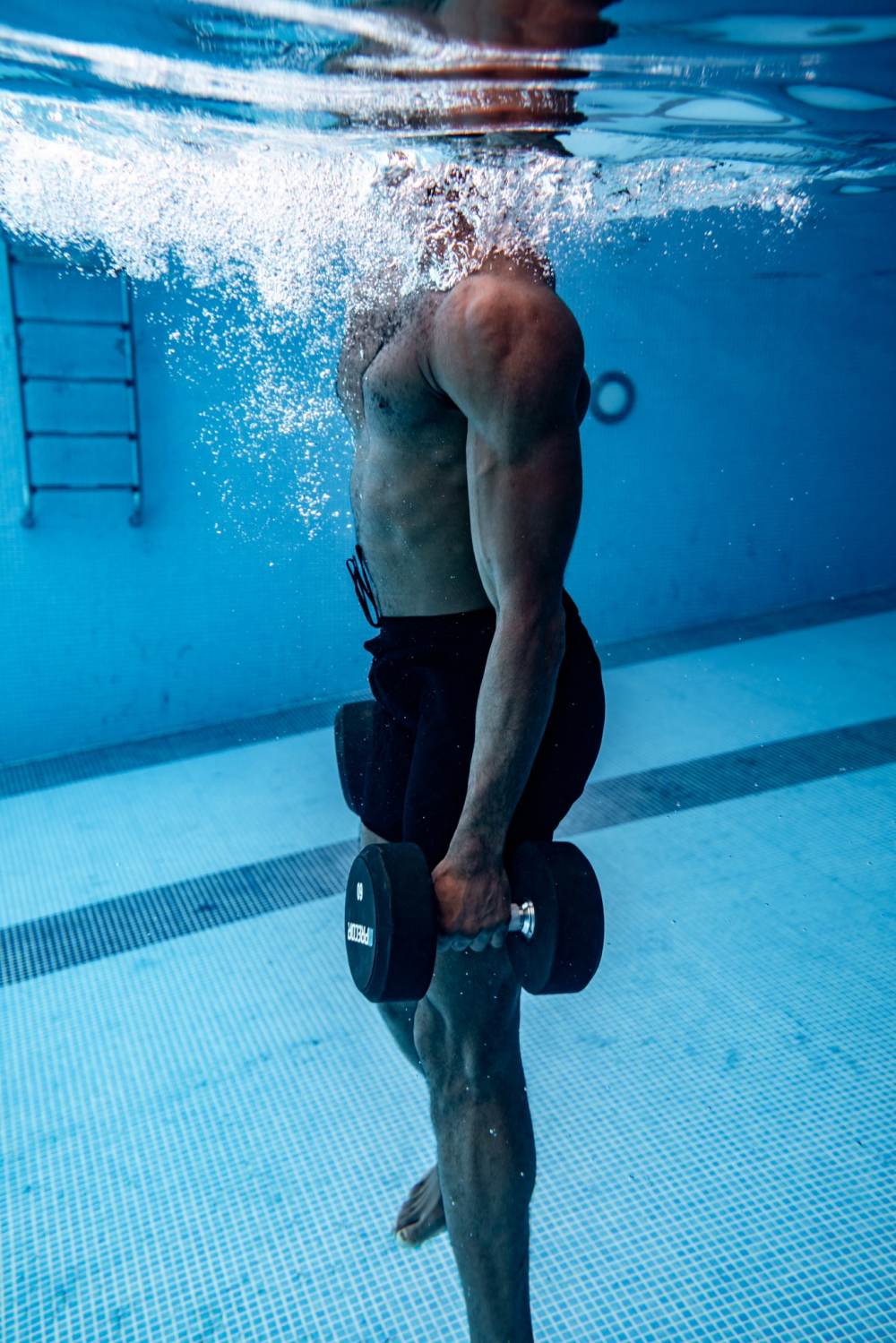 《少林足球》魔鬼隊？Jaylen Brown 暑假再度進行水中訓練，特別加強左手運球！