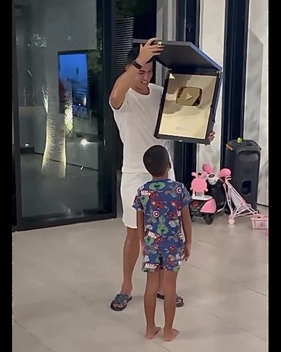 足球巨星「C羅」Cristiano Ronaldo 新身分「千萬YouTuber」12 小時達標改寫頻道紀錄