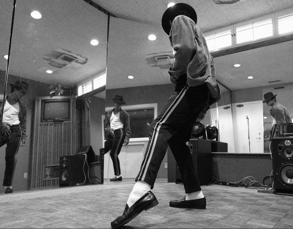 Michael Jackson 在今日 66 歲冥誕更換臉書大頭照，讓粉絲震驚喊：「流行樂之王回來了！」