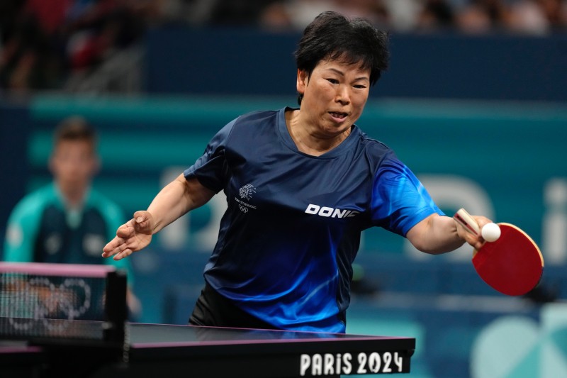 巴黎奧運｜最佳廣告！61 歲桌球選手倪夏蓮「比賽喝可樂」照被拿來當廣告宣傳！網：不愧最強阿嬤！
