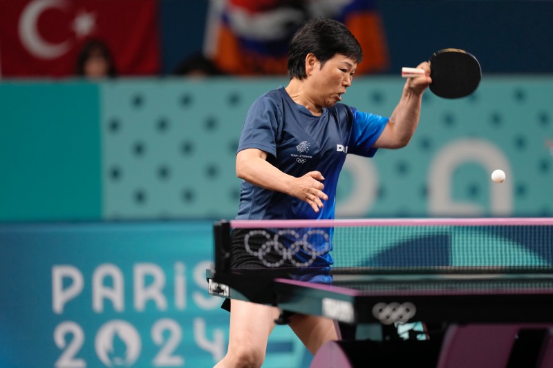 巴黎奧運｜最佳廣告！61 歲桌球選手倪夏蓮「比賽喝可樂」照被拿來當廣告宣傳！網：不愧最強阿嬤！