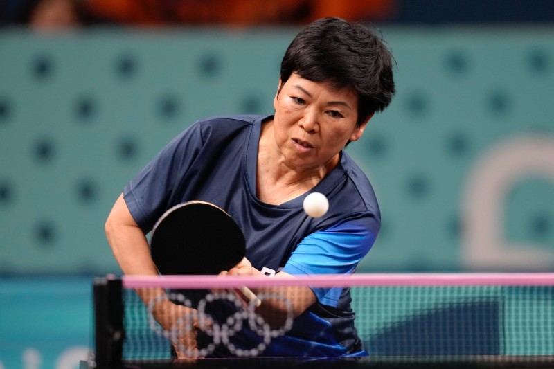 巴黎奧運｜最佳廣告！61 歲桌球選手倪夏蓮「比賽喝可樂」照被拿來當廣告宣傳！網：不愧最強阿嬤！