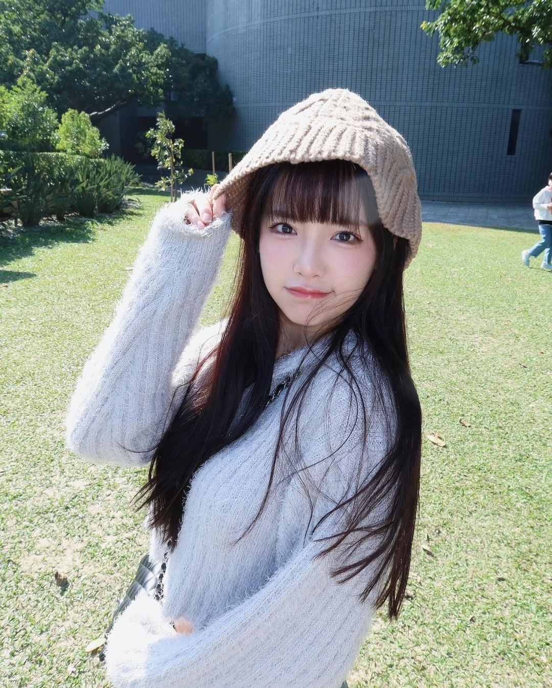 不能說很像，只能說是一模一樣！新有菜、菲菲Aviva 驚喜同框，迅速吸引上萬網友朝聖直呼：菲常像