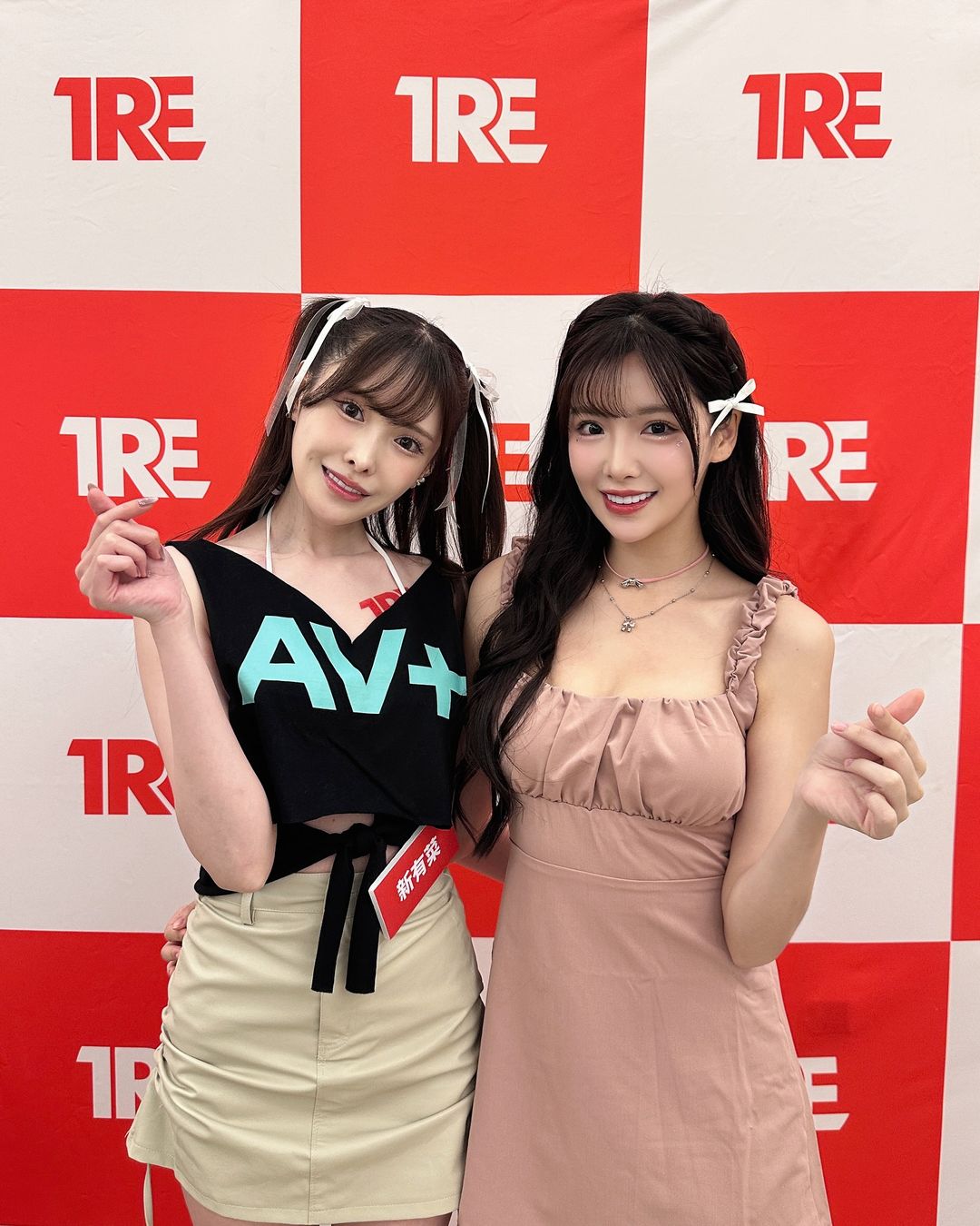 不能說很像，只能說是一模一樣！新有菜、菲菲Aviva 驚喜同框，迅速吸引上萬網友朝聖直呼：菲常像