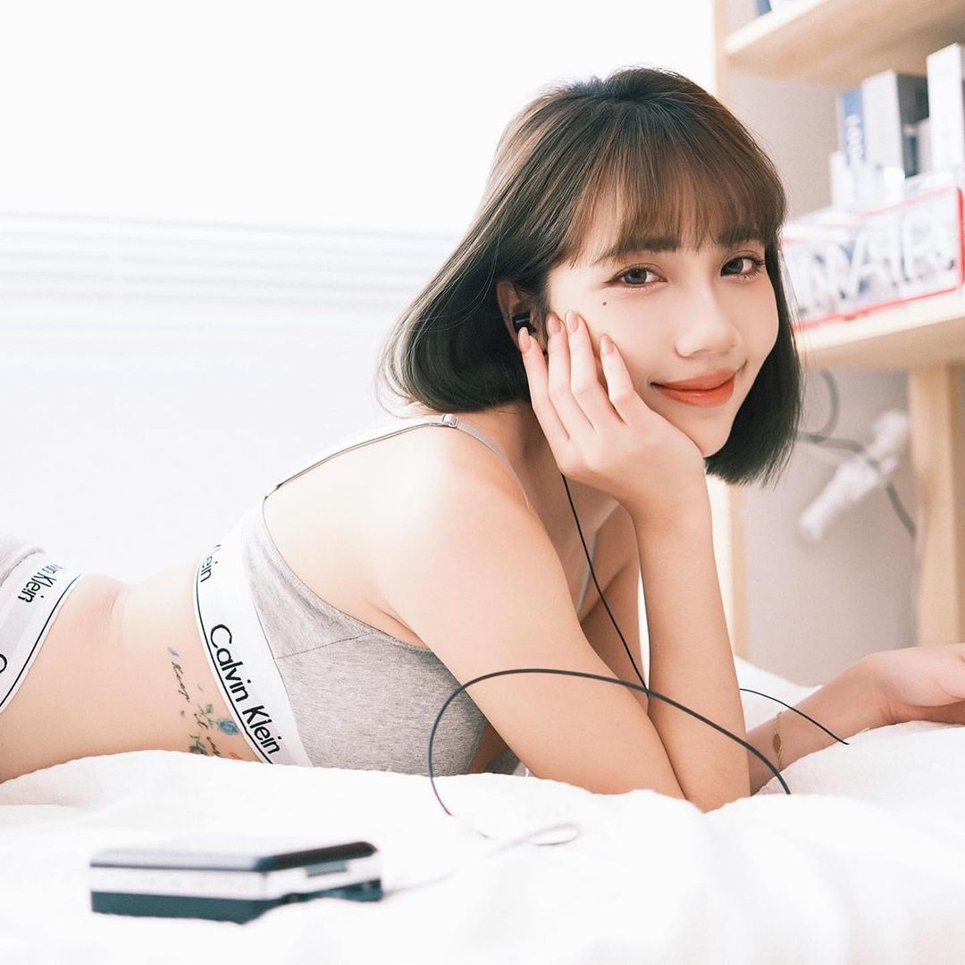比基尼美照看不完！啦啦隊女神「彭彭」扮成俏女僕，撩起裙擺辣露絕對領域！