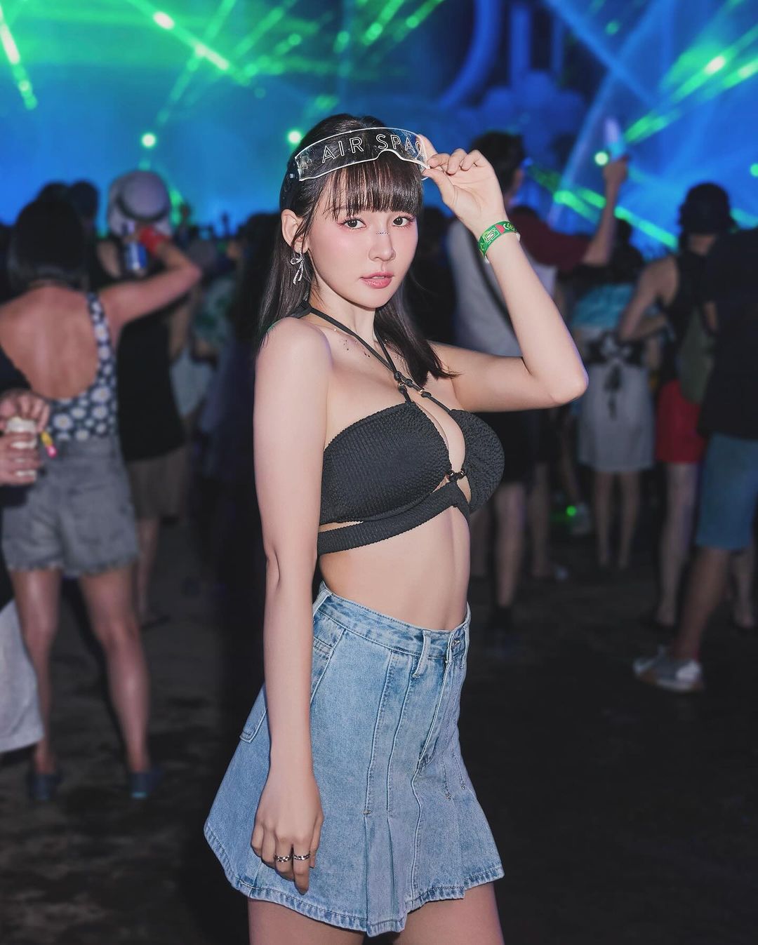 「國民初戀」林莎 2024 性感寫真 3 連發！攜手閨蜜元元火辣推出《禮物 Gifts 》，雙女神再震撼出擊！