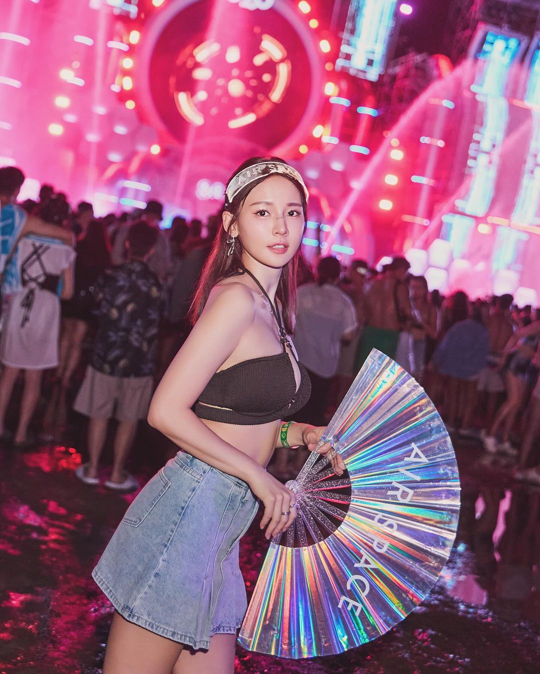 「國民初戀」林莎 2024 性感寫真 3 連發！攜手閨蜜元元火辣推出《禮物 Gifts 》，雙女神再震撼出擊！