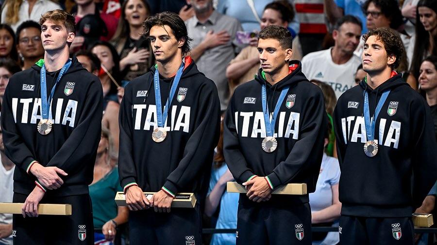 巴黎奧運｜超克難！義大利游泳男神 Thomas Ceccon 被發現在公園打地鋪睡覺！「心酸畫面」曝光！