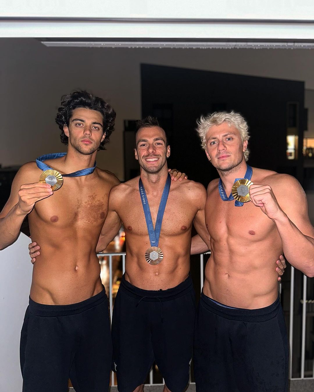 巴黎奧運｜超克難！義大利游泳男神 Thomas Ceccon 被發現在公園打地鋪睡覺！「心酸畫面」曝光！