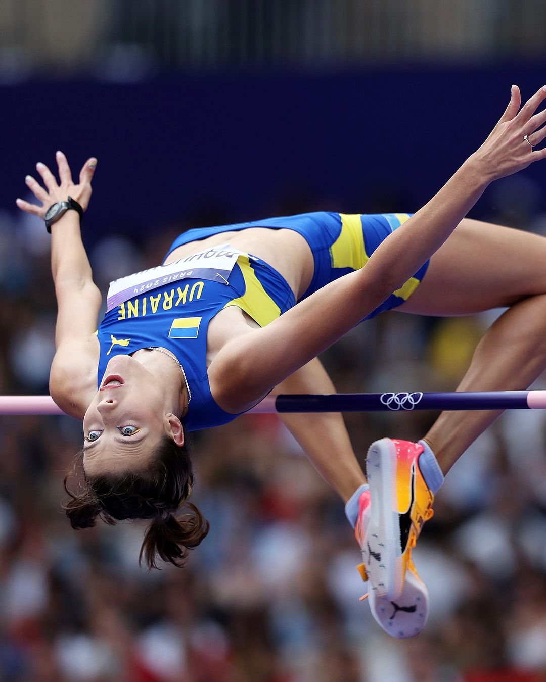 巴黎奧運｜真人版睡美人！烏克蘭 22 歲跳高金牌奧運「休息照」爆紅，背後故事有「洋蔥」！